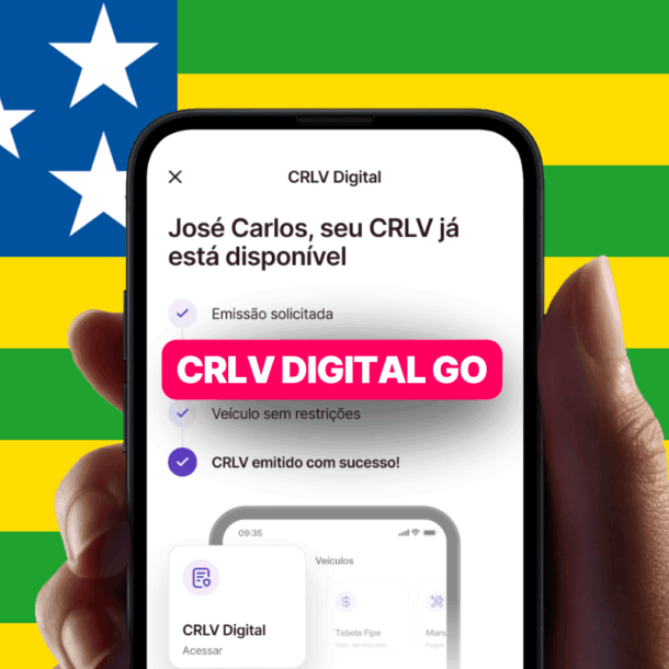 Mão segurando celular com a tela do aplicativo CRLV Digital mostrando o documento emitido para José Carlos, sobre a bandeira do estado de Goiás, destacando o serviço de CRLV Digital GO disponível online.
