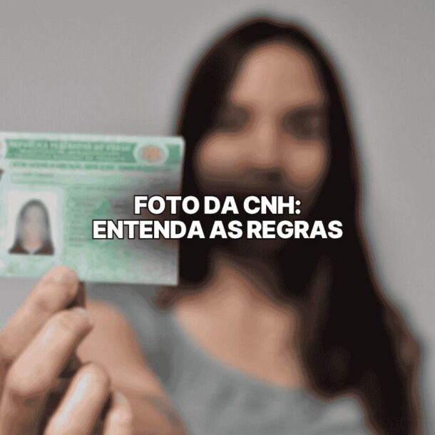 Mulher em primeiro plano segurando uma carteira de motorista brasileira com foco no documento, acompanhada do texto “Foto da CNH: entenda as regras”, em fundo neutro desfocado.