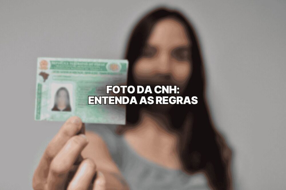 Mulher em primeiro plano segurando uma carteira de motorista brasileira com foco no documento, acompanhada do texto “Foto da CNH: entenda as regras”, em fundo neutro desfocado.