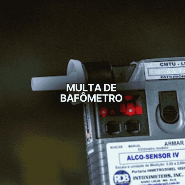 Aparelho de bafômetro com visor digital aceso usado em fiscalizações da multa de bafômetro.