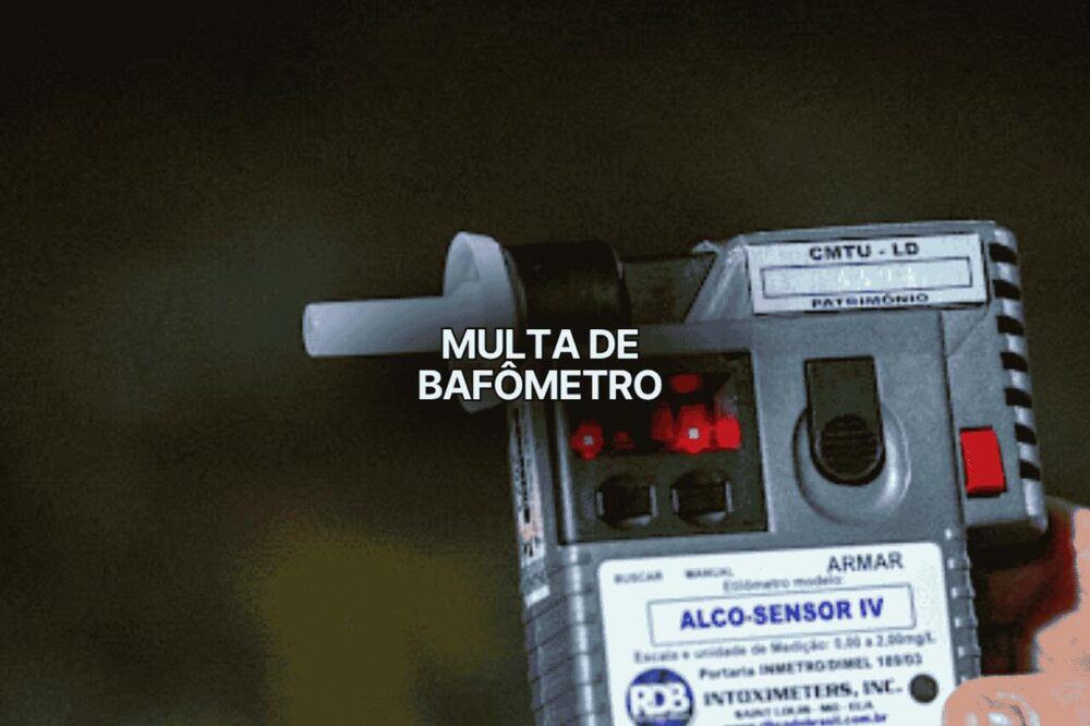 Aparelho de bafômetro com visor digital aceso usado em fiscalizações da multa de bafômetro.