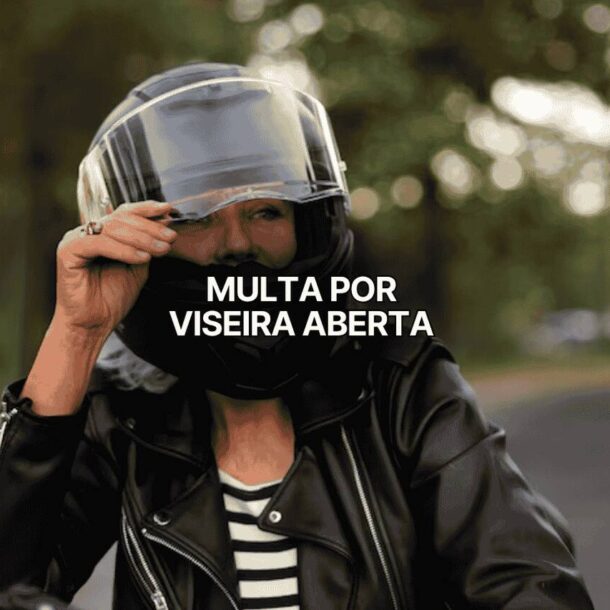 Motociclista levantando a viseira do capacete, com o aviso “multa por viseira aberta” em destaque.