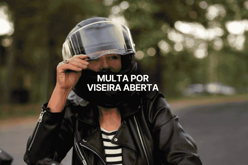 Motociclista levantando a viseira do capacete, com o aviso “multa por viseira aberta” em destaque.