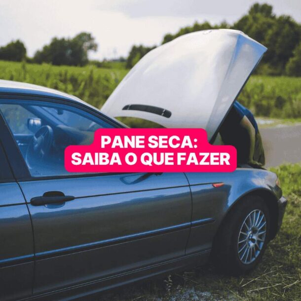 Carro preto parado no acostamento de uma estrada rural com o capô aberto, indicando pane seca; ao fundo, vegetação densa e céu nublado. Texto na imagem diz: "Pane seca: saiba o que fazer".