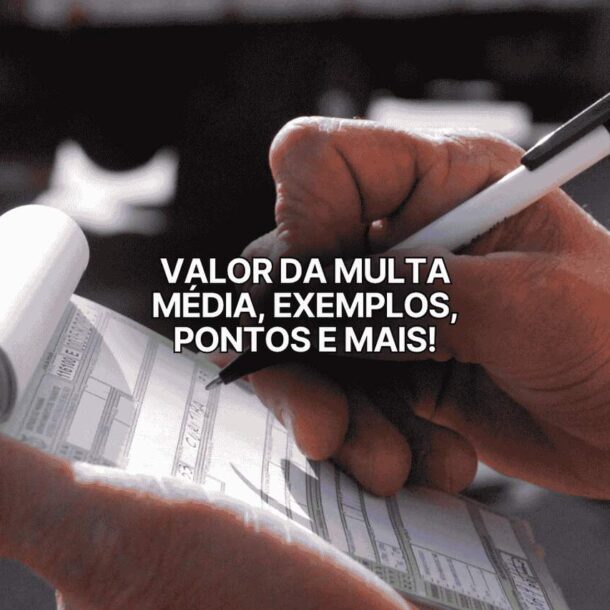 Pessoa preenchendo manualmente um bloco de autuação com caneta, com a frase “Valor da multa média, exemplos, pontos e mais!” sobreposta no centro da imagem, indicando informações sobre infrações de trânsito.
