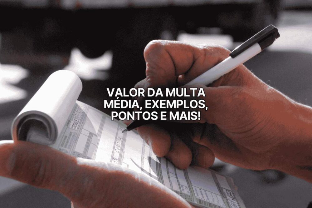 Pessoa preenchendo manualmente um bloco de autuação com caneta, com a frase “Valor da multa média, exemplos, pontos e mais!” sobreposta no centro da imagem, indicando informações sobre infrações de trânsito.