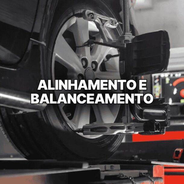 Roda de carro posicionada em máquina de geometria veicular durante serviço de alinhamento e balanceamento, com tela de computador exibindo dados técnicos ao fundo.