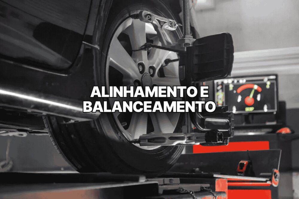Roda de carro posicionada em máquina de geometria veicular durante serviço de alinhamento e balanceamento, com tela de computador exibindo dados técnicos ao fundo.
