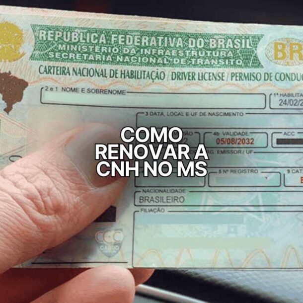 Pessoa segurando uma Carteira Nacional de Habilitação (CNH) do Brasil em primeiro plano, com destaque para o texto central “Como renovar a CNH no MS”, indicando o tema do processo de renovação da habilitação no estado de Mato Grosso do Sul.