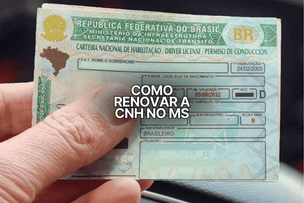 Pessoa segurando uma Carteira Nacional de Habilitação (CNH) do Brasil em primeiro plano, com destaque para o texto central “Como renovar a CNH no MS”, indicando o tema do processo de renovação da habilitação no estado de Mato Grosso do Sul.