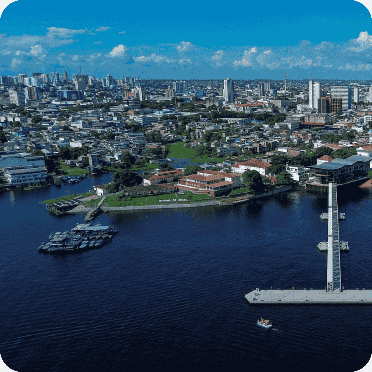 Complexo urbano às margens de um rio com píer em manaus - am, base militar e edifícios residenciais ao fundo — logística fluvial e infraestrutura associadas ao licenciamento 2025.