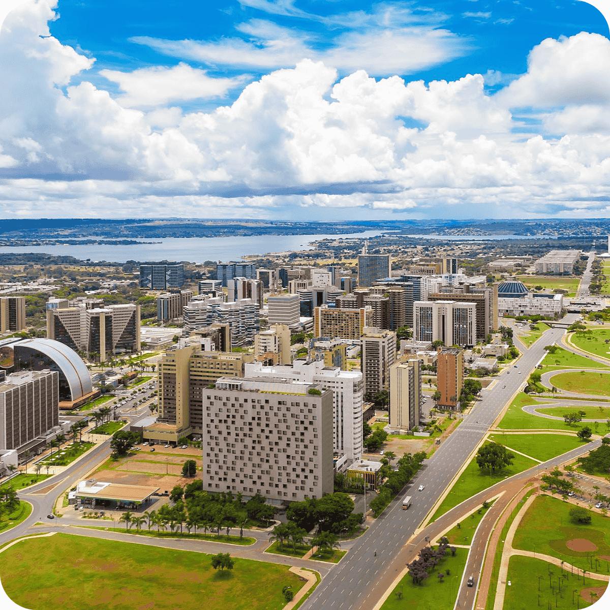 Vista panorâmica de brasília com amplas avenidas, áreas verdes e prédios comerciais próximos a um lago — desenvolvimento sustentável urbano voltado ao licenciamento 2025 DF.