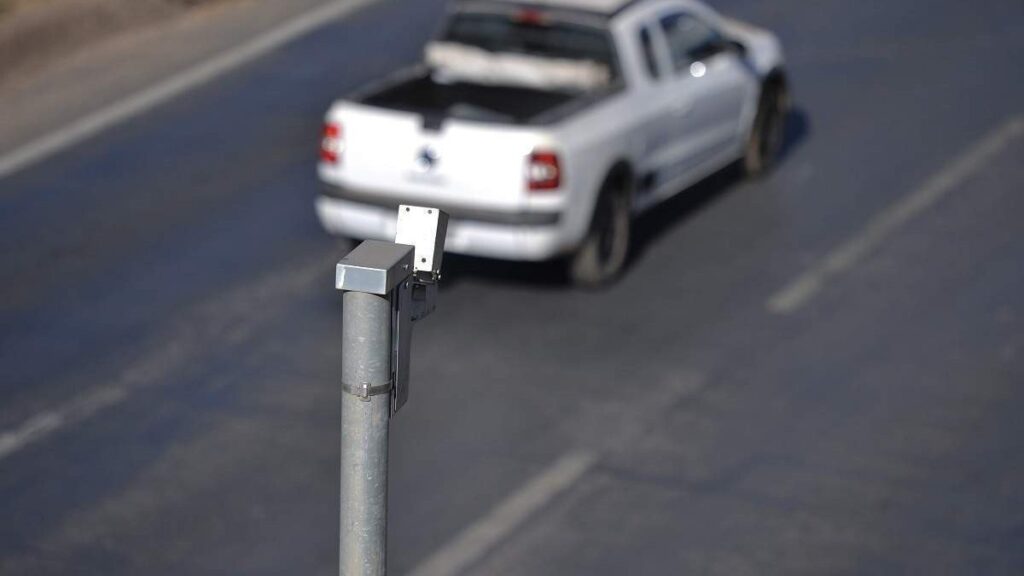 Radar em rodovia flagra caminhonete em possível excesso de velocidade.