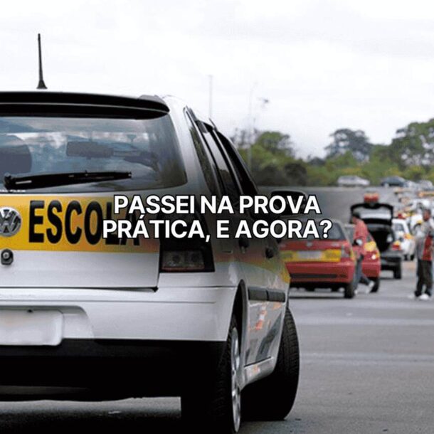 Foto de carro de autoescola em pista de exame com a frase sobreposta na imagem: “Passei na prova prática, e agora?”, destacando o momento após passar na prova prática do DETRAN.