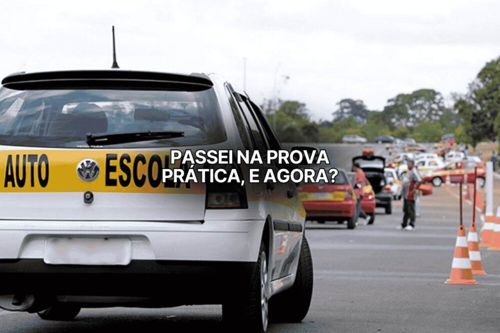 Foto de carro de autoescola em pista de exame com a frase sobreposta na imagem: “Passei na prova prática, e agora?”, destacando o momento após passar na prova prática do DETRAN.