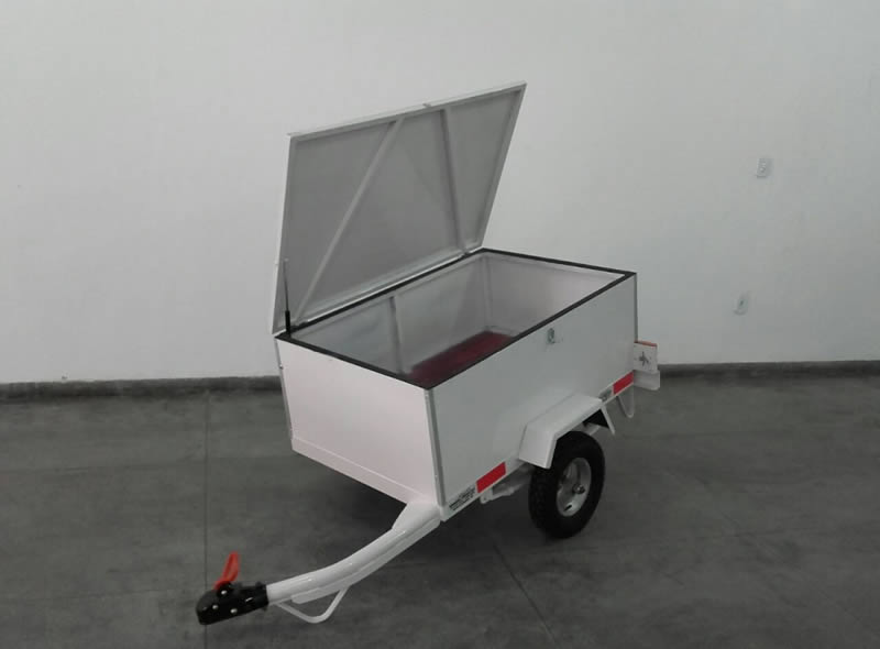 Carretinha baú para motos com tampa aberta, estrutura metálica branca e compartimento espaçoso para transporte de cargas, ideal para entregas ou uso comercial.