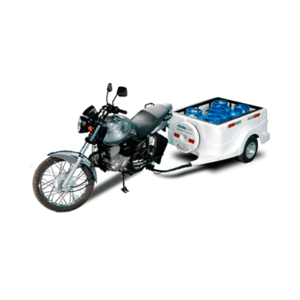 Carretinha de motos branca acoplada a moto preta, com compartimento carregando botijões de gás, destacando o uso utilitário do acessório em serviços de entrega.