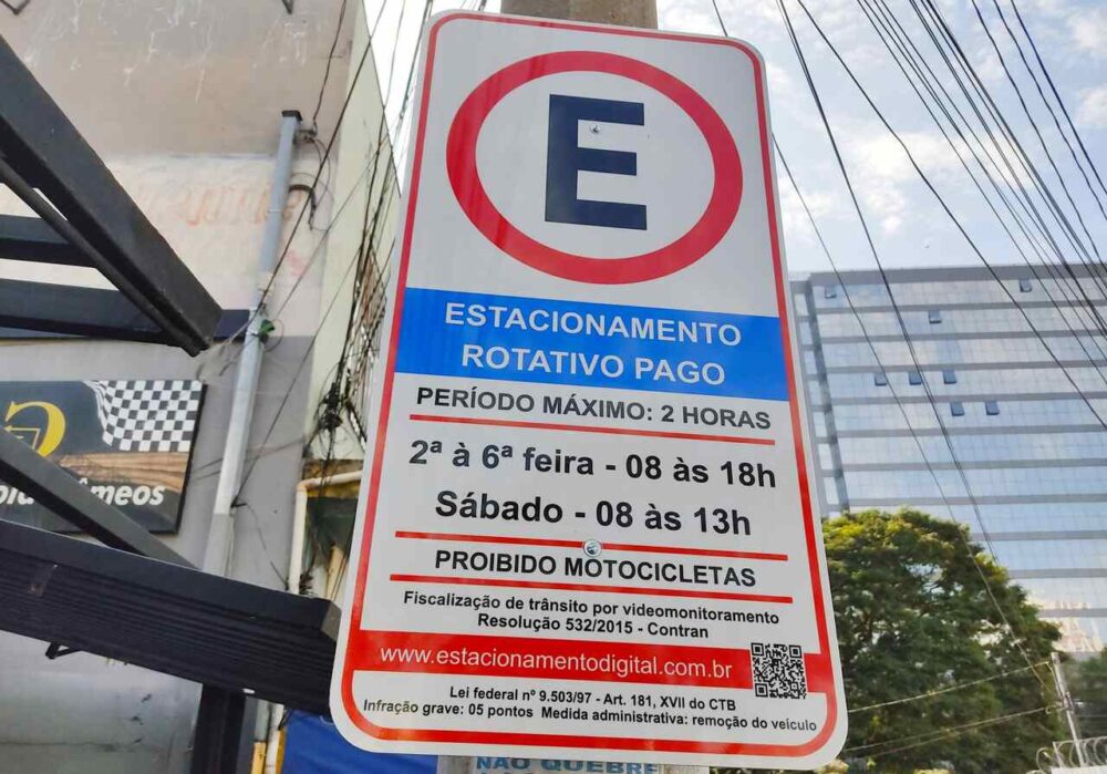 Placa da Zona Azul Guarulhos informando horário, limite de 2 horas e proibição de motos.