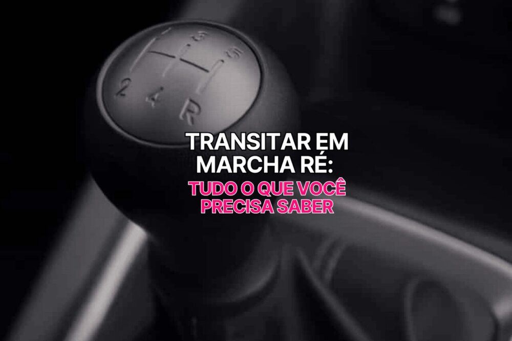 Imagem em preto e branco de uma marcha de câmbio com destaque para a letra "R", acompanhada do texto “transitar em marcha ré: tudo o que você precisa saber”.