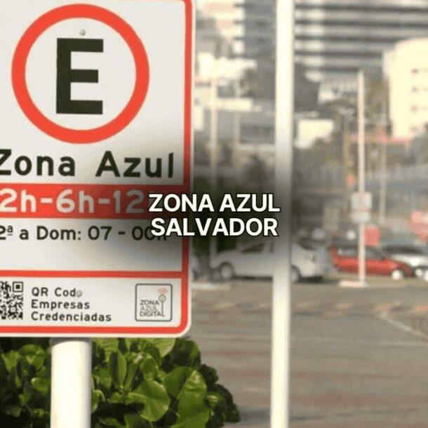 Imagem destacada do blog post sobre Zona Azul Salvador. Vista da orla de Salvador com carros estacionados na zona azul, sinalizada por placa com horários e QR Code para pagamento digital.
