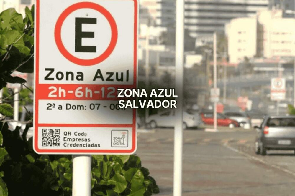 Imagem destacada do blog post sobre Zona Azul Salvador. Vista da orla de Salvador com carros estacionados na zona azul, sinalizada por placa com horários e QR Code para pagamento digital.