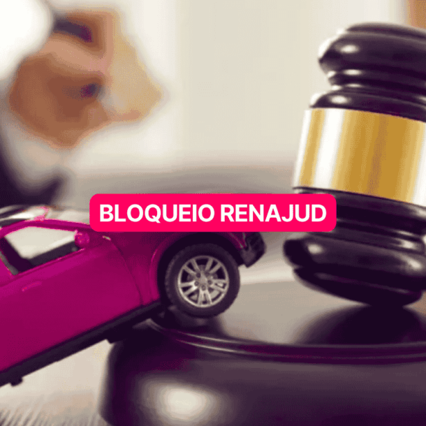 Miniatura de carro encostada em martelo de juiz, simbolizando decisão judicial, com destaque para o termo bloqueio Renajud aplicado a veículos.