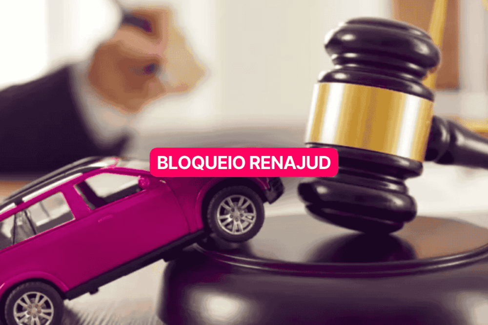 Miniatura de carro encostada em martelo de juiz, simbolizando decisão judicial, com destaque para o termo bloqueio Renajud aplicado a veículos.
