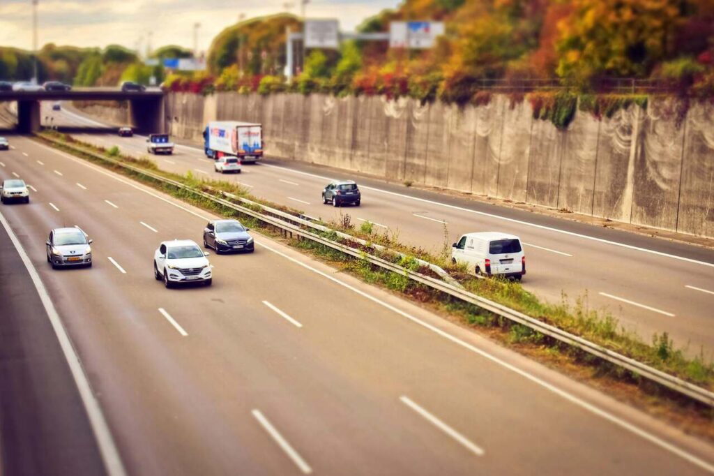 Rodovia movimentada com vários veículos circulando, exemplo de contexto onde se aplica o fator multiplicador de multas de trânsito para infrações gravíssimas.
