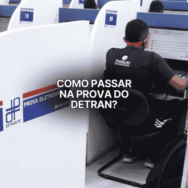 Pessoa realiza prova teórica no computador em cabine individual, com destaque para a frase “passar na prova do Detran”.