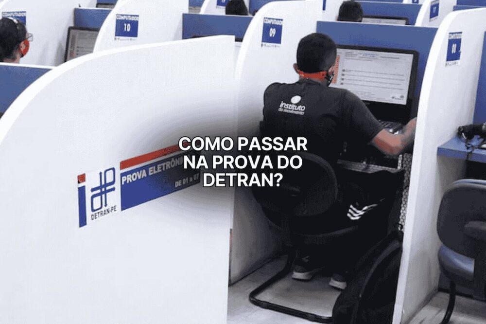 Pessoa realiza prova teórica no computador em cabine individual, com destaque para a frase “passar na prova do Detran”.