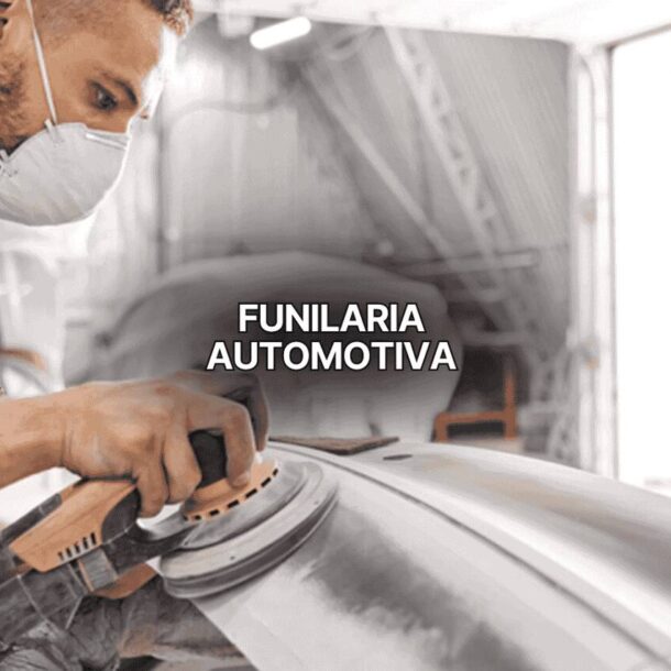 Imagem destacada do blog post sobre funilaria automotiva. Profissional usando máscara e lixadeira elétrica enquanto realiza serviço de funilaria automotiva em peça metálica dentro de oficina, destacando a importância do acabamento técnico e da recuperação veicular.