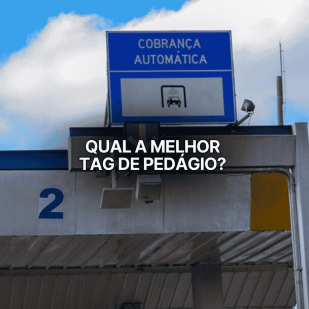 Cabine de pedágio com placa azul de cobrança automática e a frase “Qual a melhor tag de pedágio?” centralizada na imagem.