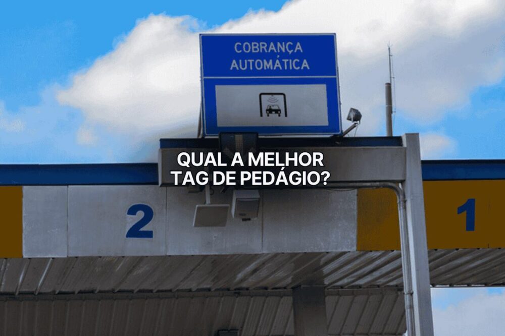 Cabine de pedágio com placa azul de cobrança automática e a frase “Qual a melhor tag de pedágio?” centralizada na imagem.