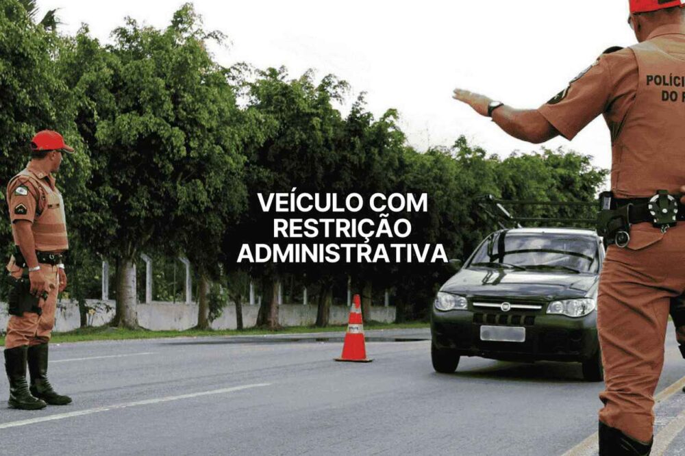 Imagem de uma fiscalização de trânsito com o texto sobreposto que diz: "veículo com restrição administrativa". A imagem ilustra o conteúdo pela importância de checar restrições para transitar com tranquilidade.