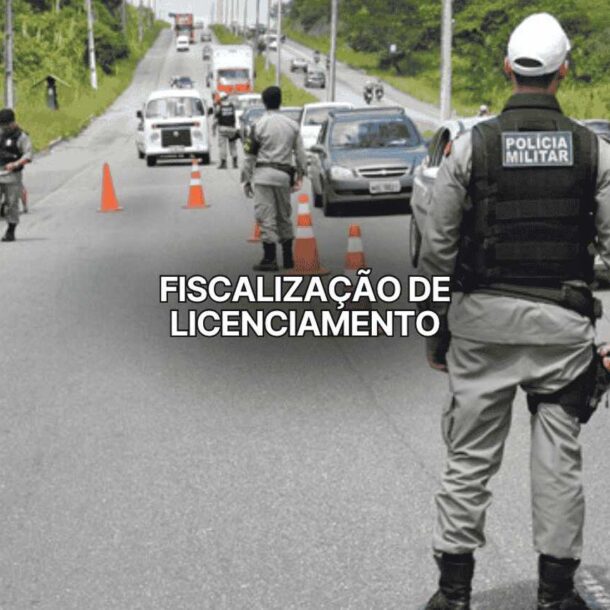 Operação de fiscalização de licenciamento em rodovia com policiais militares abordando veículos e utilizando cones para organizar o tráfego em uma blitz.