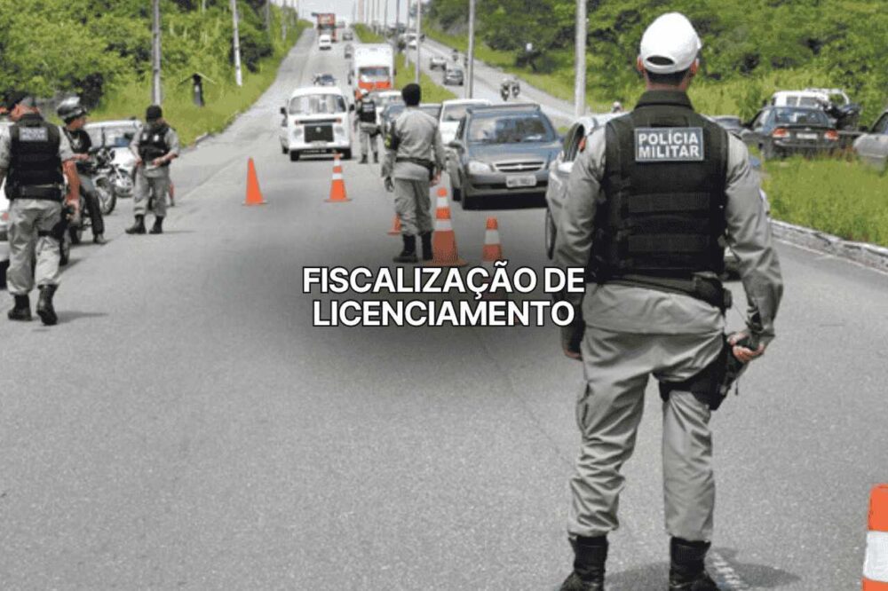 Operação de fiscalização de licenciamento em rodovia com policiais militares abordando veículos e utilizando cones para organizar o tráfego em uma blitz.