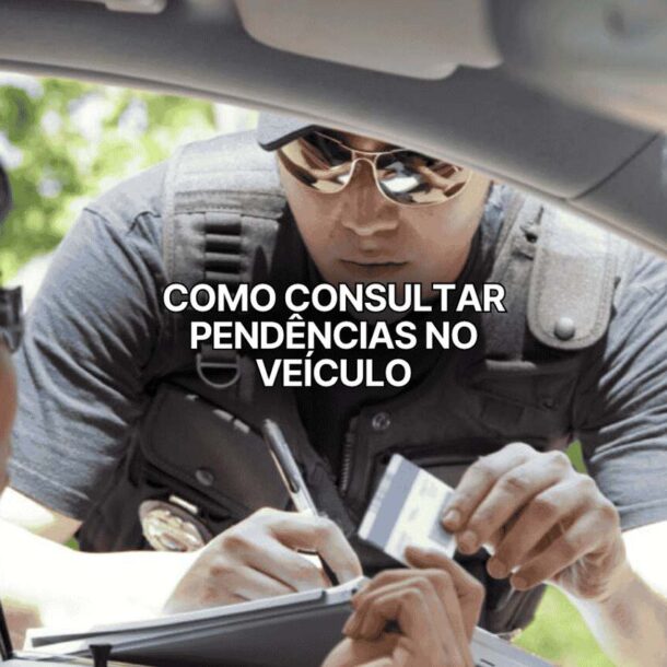 Policial aborda motorista em veículo durante fiscalização, segurando documentos, com o texto central “Como consultar pendências no veículo” em destaque na imagem.