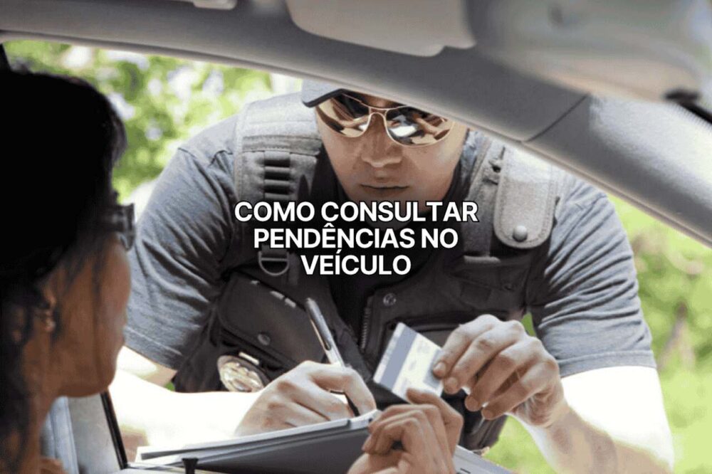Policial aborda motorista em veículo durante fiscalização, segurando documentos, com o texto central “Como consultar pendências no veículo” em destaque na imagem.