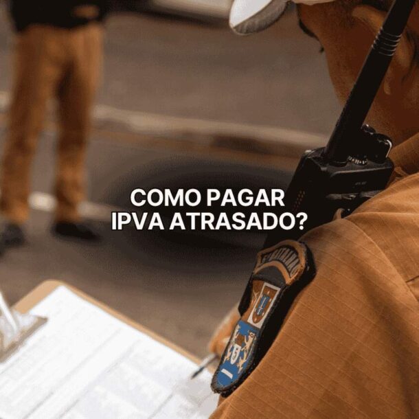 Policial rodoviário veste uniforme marrom e preenche prancheta em via urbana; no centro da imagem, a frase “COMO PAGAR IPVA ATRASADO?” destaca o tema, ilustrando fiscalização e necessidade de aprender como pagar ipva atrasado eficazmente.