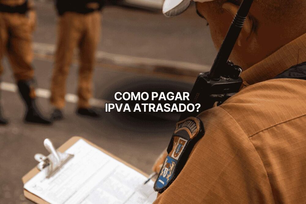 Policial rodoviário veste uniforme marrom e preenche prancheta em via urbana; no centro da imagem, a frase “COMO PAGAR IPVA ATRASADO?” destaca o tema, ilustrando fiscalização e necessidade de aprender como pagar ipva atrasado eficazmente.