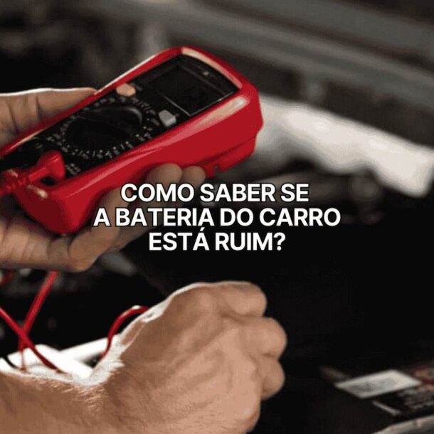 Pessoa utilizando multímetro para testar possíveis problemas na bateria do carro, com a frase “como saber se a bateria do carro está ruim?” sobreposta.