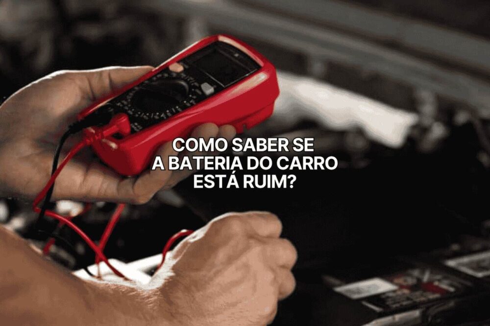 Pessoa utilizando multímetro para testar possíveis problemas na bateria do carro, com a frase “como saber se a bateria do carro está ruim?” sobreposta.