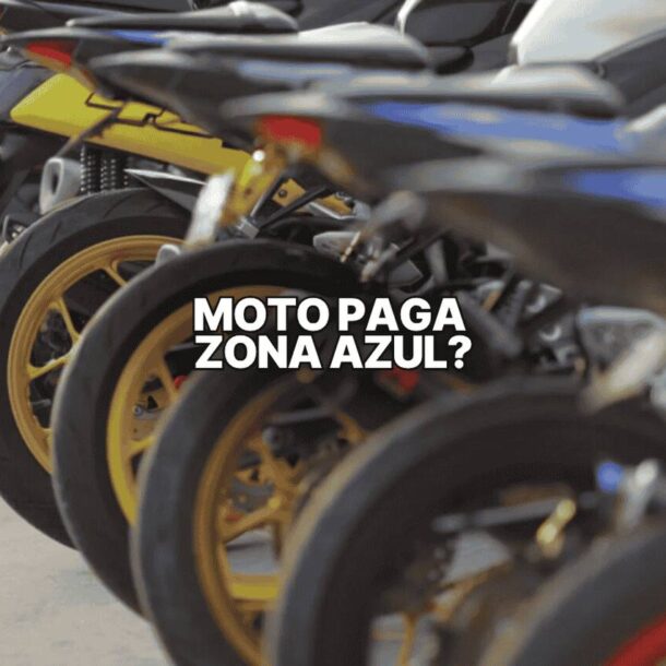 Fila de motocicletas estacionadas com a pergunta 'moto paga zona azul?' em destaque no centro.