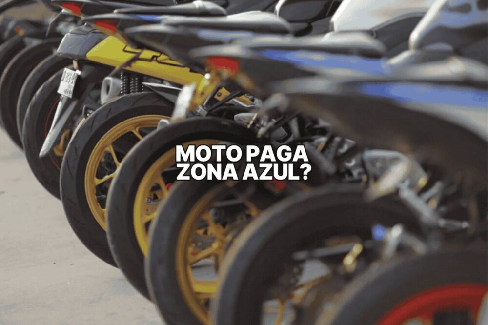 Fila de motocicletas estacionadas com a pergunta 'moto paga zona azul?' em destaque no centro.