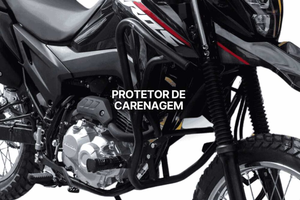 Detalhe de uma moto preta com protetor de carenagem tubular instalado, destacando a proteção lateral do motor e da carenagem frontal.