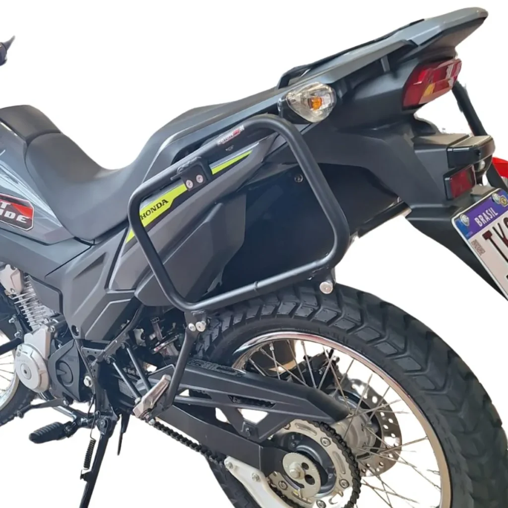 Vista lateral traseira de uma moto Honda equipada com protetor de carenagem e suporte para bagageiro, ideal para viagens.