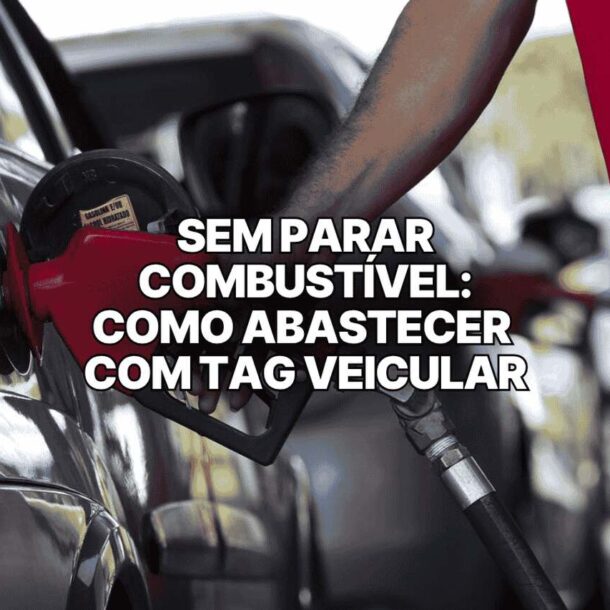 Fotografia mostra uma pessoa abastecendo um carro com bomba vermelha, com destaque para o texto “Sem Parar Combustível: Como abastecer com tag veicular” em letras brancas.