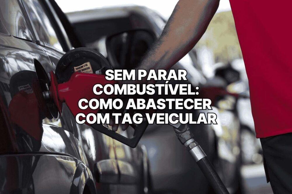 Fotografia mostra uma pessoa abastecendo um carro com bomba vermelha, com destaque para o texto “Sem Parar Combustível: Como abastecer com tag veicular” em letras brancas.