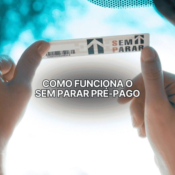 Pessoa colando a tag do Sem Parar no para-brisa do carro, com a frase “Como funciona o Sem Parar pré-pago” ao centro da imagem, em destaque.