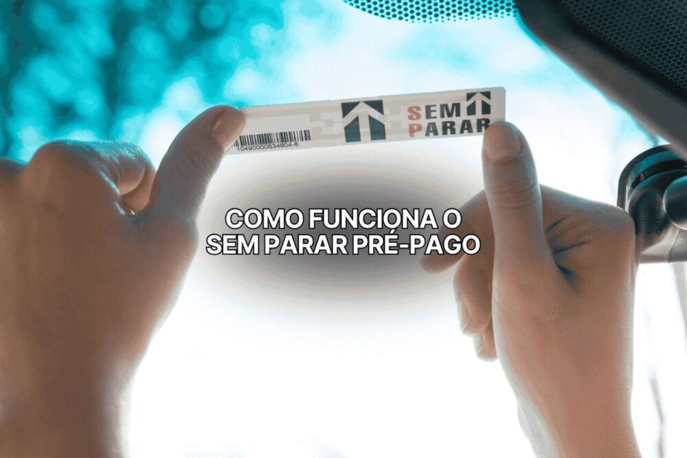 Pessoa colando a tag do Sem Parar no para-brisa do carro, com a frase “Como funciona o Sem Parar pré-pago” ao centro da imagem, em destaque.